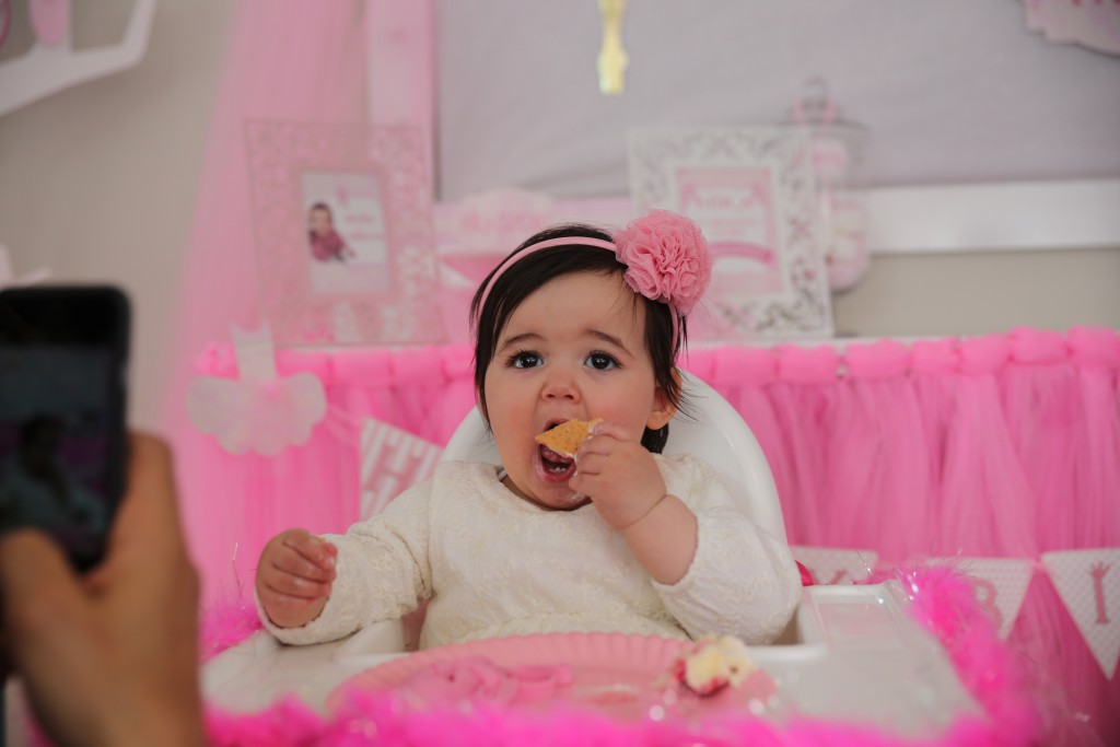 1 yaş doğum günü organizasyonu Hira pasta yiyor - Bulut Parti Evi Ankara